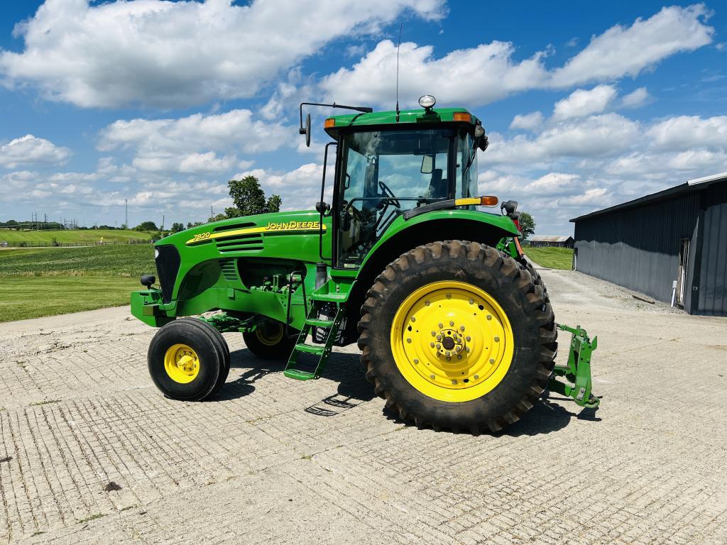 2005 John Deere 7820