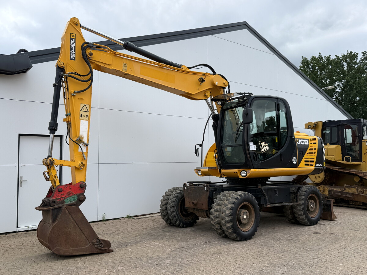 2012 JCB JS145w — photo 1